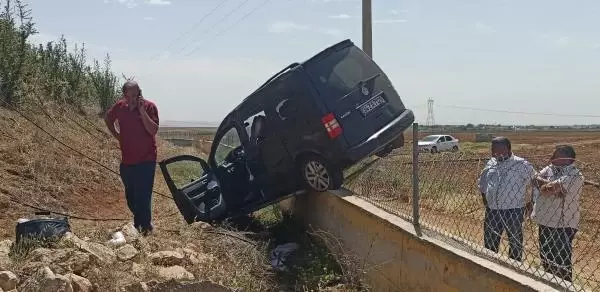 Hafif ticari araç şarampole devrildi: 4 yaralı Hafif ticari araç şarampole devrildi: 4 yaralı