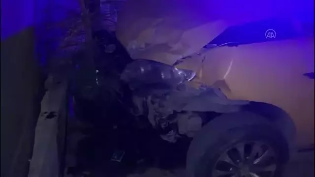 Hafif ticari araçla taksi çarpıştı: 3 yaralı Hafif ticari araçla taksi çarpıştı: 3 yaralı