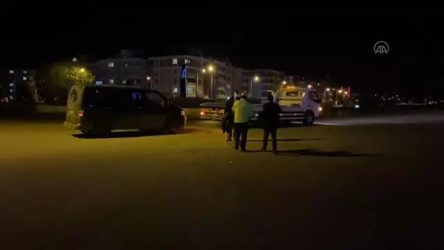 Hafif ticari araçla taksi çarpıştı: 3 yaralı Hafif ticari araçla taksi çarpıştı: 3 yaralı