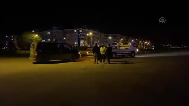 Hafif ticari araçla taksi çarpıştı: 3 yaralı Hafif ticari araçla taksi çarpıştı: 3 yaralı