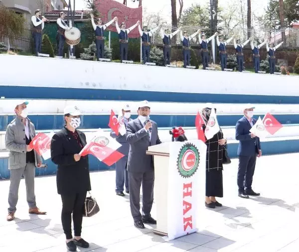 HAK İŞ'TEN ERZURUM'DA İZİNLİ 10 KİŞİ İLE 1 MAYIS KUTLAMASI HAK İŞ'TEN ERZURUM'DA İZİNLİ 10 KİŞİ İLE 1 MAYIS KUTLAMASI