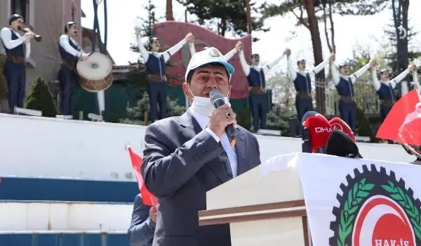 HAK İŞ'TEN ERZURUM'DA İZİNLİ 10 KİŞİ İLE 1 MAYIS KUTLAMASI HAK İŞ'TEN ERZURUM'DA İZİNLİ 10 KİŞİ İLE 1 MAYIS KUTLAMASI