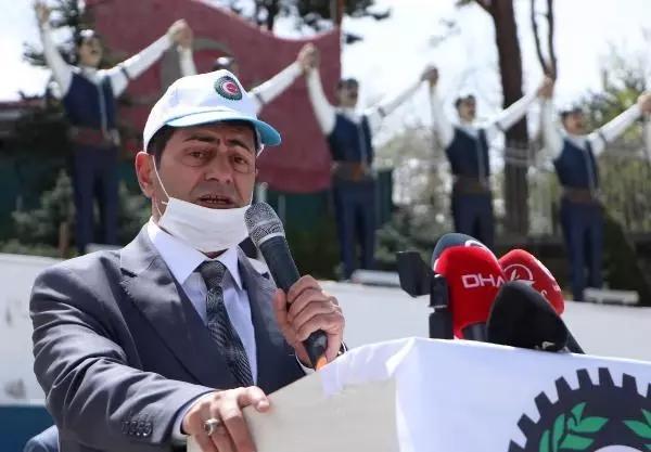 HAK İŞ'TEN ERZURUM'DA İZİNLİ 10 KİŞİ İLE 1 MAYIS KUTLAMASI HAK İŞ'TEN ERZURUM'DA İZİNLİ 10 KİŞİ İLE 1 MAYIS KUTLAMASI