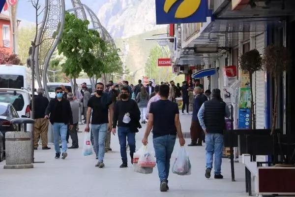 HAKKARİ'DE POLİSTEN MEGAFONLA 'TAM KAPANMAYA UYALIM' ANONSU HAKKARİ'DE POLİSTEN MEGAFONLA 'TAM KAPANMAYA UYALIM' ANONSU