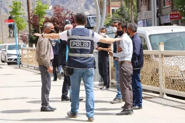 HAKKARİ'DE POLİSTEN MEGAFONLA 'TAM KAPANMAYA UYALIM' ANONSU HAKKARİ'DE POLİSTEN MEGAFONLA 'TAM KAPANMAYA UYALIM' ANONSU