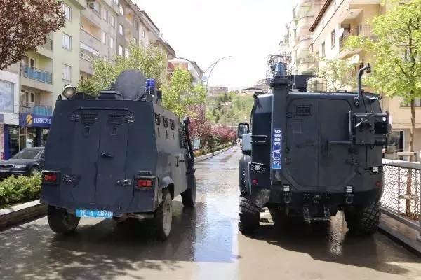 HAKKARİ'DE POLİSTEN MEGAFONLA 'TAM KAPANMAYA UYALIM' ANONSU HAKKARİ'DE POLİSTEN MEGAFONLA 'TAM KAPANMAYA UYALIM' ANONSU