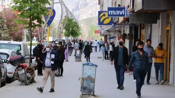 HAKKARİ'DE POLİSTEN MEGAFONLA 'TAM KAPANMAYA UYALIM' ANONSU HAKKARİ'DE POLİSTEN MEGAFONLA 'TAM KAPANMAYA UYALIM' ANONSU