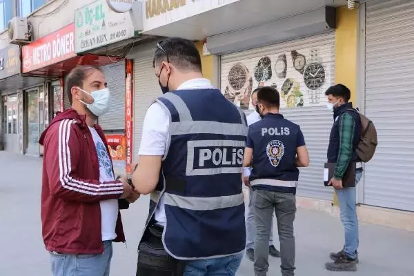 HAKKARİ'DE POLİSTEN MEGAFONLA 'TAM KAPANMAYA UYALIM' ANONSU HAKKARİ'DE POLİSTEN MEGAFONLA 'TAM KAPANMAYA UYALIM' ANONSU