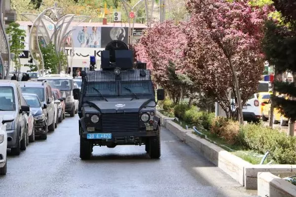HAKKARİ'DE POLİSTEN MEGAFONLA 'TAM KAPANMAYA UYALIM' ANONSU HAKKARİ'DE POLİSTEN MEGAFONLA 'TAM KAPANMAYA UYALIM' ANONSU