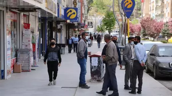 HAKKARİ'DE POLİSTEN MEGAFONLA 'TAM KAPANMAYA UYALIM' ANONSU HAKKARİ'DE POLİSTEN MEGAFONLA 'TAM KAPANMAYA UYALIM' ANONSU