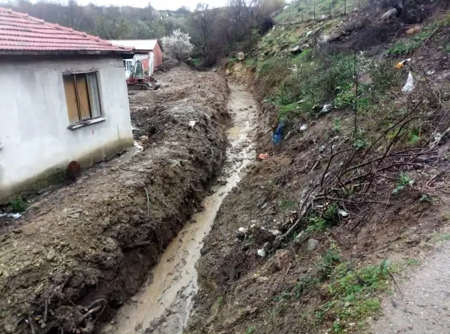 Halitpaşa Mahallesinde 2 kilometrelik dere temizlendi Halitpaşa Mahallesinde 2 kilometrelik dere temizlendi