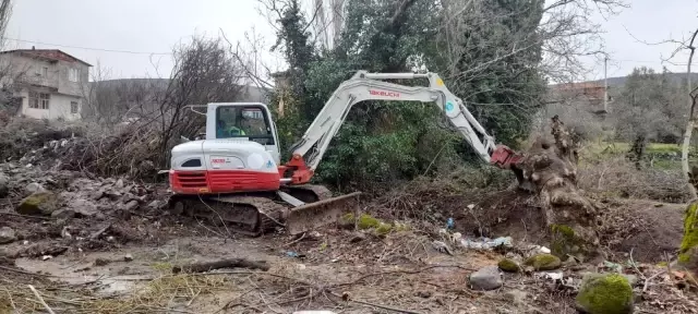 Halitpaşa Mahallesinde 2 kilometrelik dere temizlendi Halitpaşa Mahallesinde 2 kilometrelik dere temizlendi