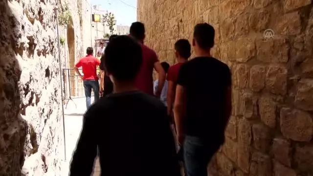 Harem-i İbrahim Camisi'nde ramazan ayının üçüncü cumasına 10 bin Filistinli katıldı Harem-i İbrahim Camisi'nde ramazan ayının üçüncü cumasına 10 bin Filistinli katıldı