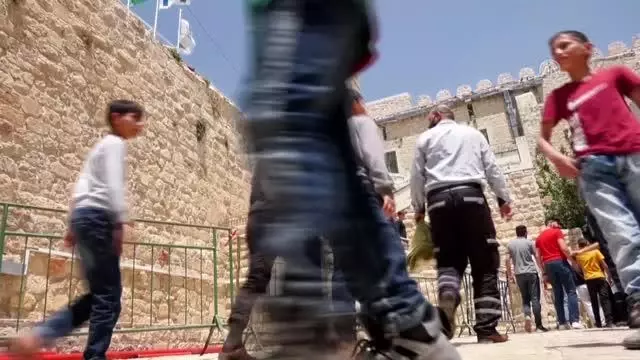 Harem-i İbrahim Camisi'nde ramazan ayının üçüncü cumasına 10 bin Filistinli katıldı Harem-i İbrahim Camisi'nde ramazan ayının üçüncü cumasına 10 bin Filistinli katıldı