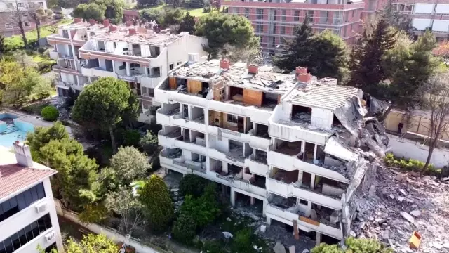 Hasarlı site kentsel dönüşümle yıkıldı, vatandaş 'Tabutun içinde yaşıyorduk' dedi Hasarlı site kentsel dönüşümle yıkıldı, vatandaş 'Tabutun içinde yaşıyorduk' dedi