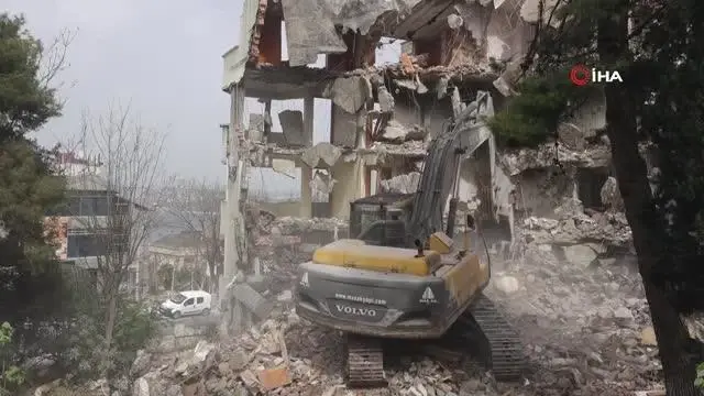 Hasarlı site kentsel dönüşümle yıkıldı, vatandaş 'Tabutun içinde yaşıyorduk' dedi Hasarlı site kentsel dönüşümle yıkıldı, vatandaş 'Tabutun içinde yaşıyorduk' dedi