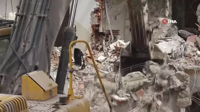 Hasarlı site kentsel dönüşümle yıkıldı, vatandaş 'Tabutun içinde yaşıyorduk' dedi Hasarlı site kentsel dönüşümle yıkıldı, vatandaş 'Tabutun içinde yaşıyorduk' dedi
