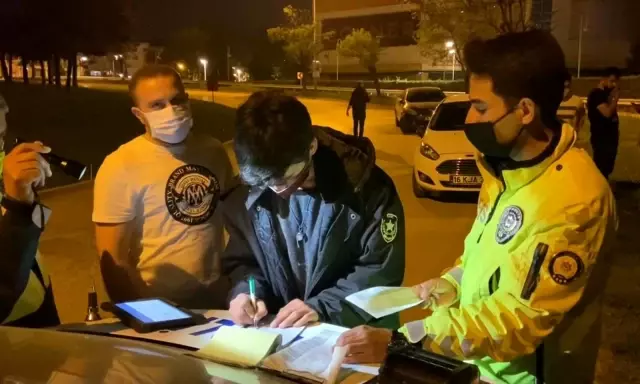 Son dakika 3. sayfa: Tam kapanmada polis uygulaması: Bir otomobilde şeker kutusu içinde uyuşturucu ele geçirildi Son dakika 3. sayfa: Tam kapanmada polis uygulaması: Bir otomobilde şeker kutusu içinde uyuşturucu ele geçirildi