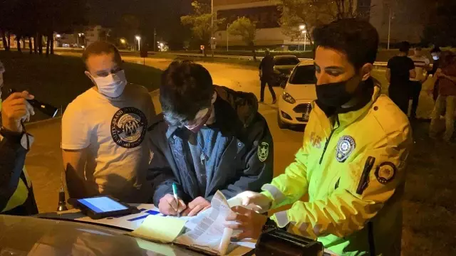 Son dakika 3. sayfa: Tam kapanmada polis uygulaması: Bir otomobilde şeker kutusu içinde uyuşturucu ele geçirildi Son dakika 3. sayfa: Tam kapanmada polis uygulaması: Bir otomobilde şeker kutusu içinde uyuşturucu ele geçirildi
