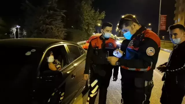 Son dakika 3. sayfa: Tam kapanmada polis uygulaması: Bir otomobilde şeker kutusu içinde uyuşturucu ele geçirildi Son dakika 3. sayfa: Tam kapanmada polis uygulaması: Bir otomobilde şeker kutusu içinde uyuşturucu ele geçirildi
