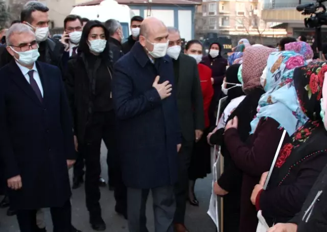 HDP önündeki anneler zafere yürüyor HDP önündeki anneler zafere yürüyor