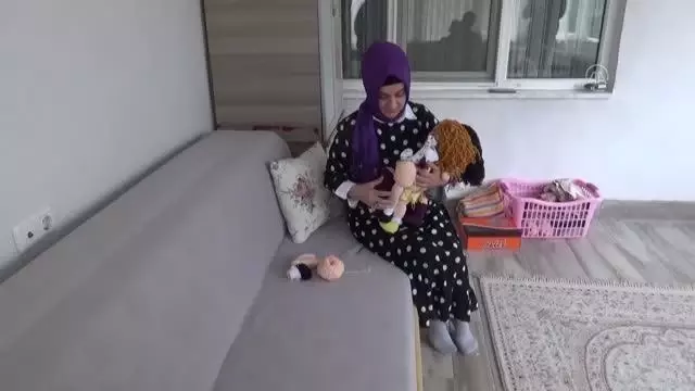 Hobi olarak örmeye başladığı bebekleri satarak aile ekonomisine katkı sağlıyor Hobi olarak örmeye başladığı bebekleri satarak aile ekonomisine katkı sağlıyor