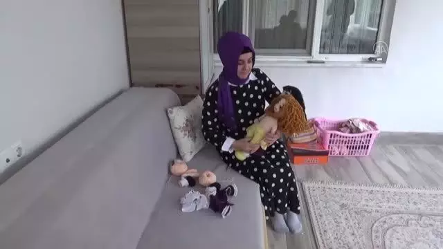 Hobi olarak örmeye başladığı bebekleri satarak aile ekonomisine katkı sağlıyor Hobi olarak örmeye başladığı bebekleri satarak aile ekonomisine katkı sağlıyor