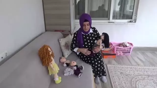 Hobi olarak örmeye başladığı bebekleri satarak aile ekonomisine katkı sağlıyor Hobi olarak örmeye başladığı bebekleri satarak aile ekonomisine katkı sağlıyor