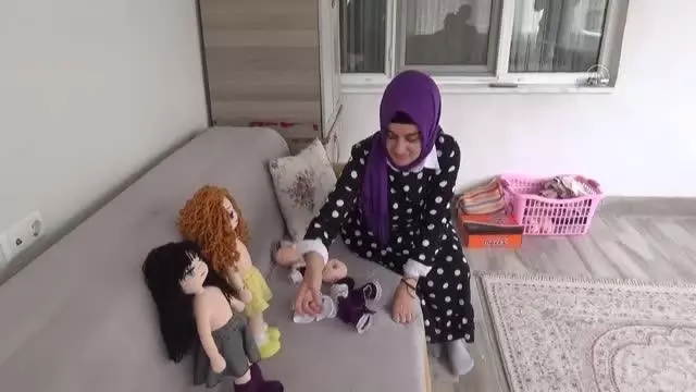 Hobi olarak örmeye başladığı bebekleri satarak aile ekonomisine katkı sağlıyor Hobi olarak örmeye başladığı bebekleri satarak aile ekonomisine katkı sağlıyor