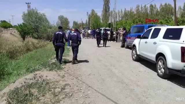 Son dakika haber | IĞDIR SUYA DÜŞEN EYMEN ÖLDÜ; KÖYLÜLER, KANAL ÇEVRESİNDEKİ ÇİTLERİN ÇALINDIĞINI ÖNE SÜRDÜ Son dakika haber | IĞDIR SUYA DÜŞEN EYMEN ÖLDÜ; KÖYLÜLER, KANAL ÇEVRESİNDEKİ ÇİTLERİN ÇALINDIĞINI ÖNE SÜRDÜ