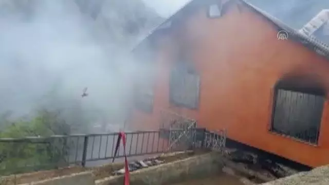 İki katlı ev yanarak kullanılamaz hale geldi İki katlı ev yanarak kullanılamaz hale geldi