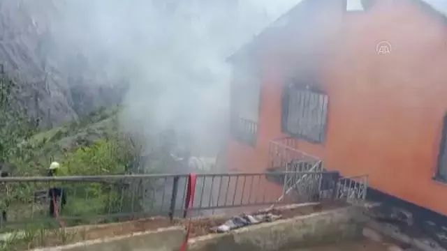 İki katlı ev yanarak kullanılamaz hale geldi İki katlı ev yanarak kullanılamaz hale geldi