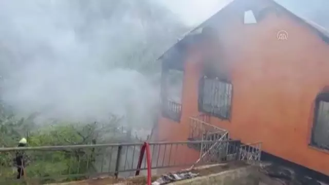 İki katlı ev yanarak kullanılamaz hale geldi İki katlı ev yanarak kullanılamaz hale geldi