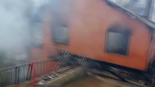 İki katlı ev yanarak kullanılamaz hale geldi İki katlı ev yanarak kullanılamaz hale geldi