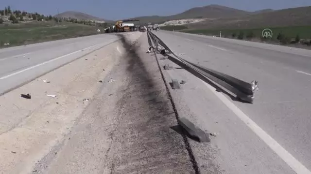İki tırın çarpışması sonucu 2 kişi öldü 1 kişi yaralandı - 2 İki tırın çarpışması sonucu 2 kişi öldü 1 kişi yaralandı - 2