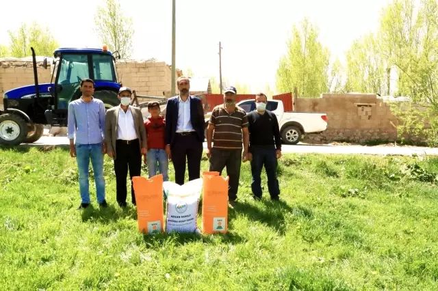 İpekyolu Belediyesi'nden çiftçiye tohum desteği İpekyolu Belediyesi'nden çiftçiye tohum desteği