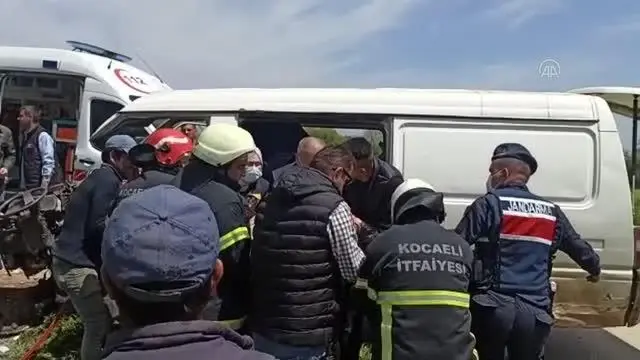İşçi minibüsü elektrik direğine çarptı: 5 yaralı (2) İşçi minibüsü elektrik direğine çarptı: 5 yaralı (2)