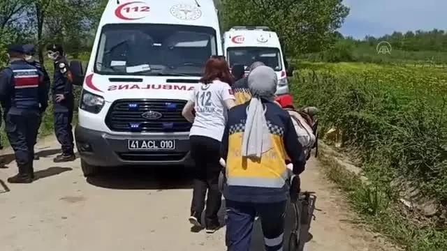 İşçi minibüsü elektrik direğine çarptı: 5 yaralı (2) İşçi minibüsü elektrik direğine çarptı: 5 yaralı (2)