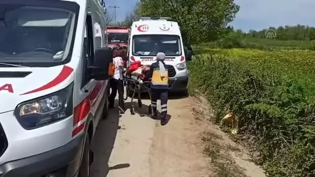 İşçi minibüsü elektrik direğine çarptı: 5 yaralı (2) İşçi minibüsü elektrik direğine çarptı: 5 yaralı (2)