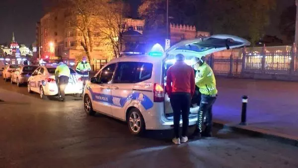 İstanbul'da 17 günlük tam kapanmanın ilk gecesinde belgelerinde eksiklik olanlara ceza İstanbul'da 17 günlük tam kapanmanın ilk gecesinde belgelerinde eksiklik olanlara ceza