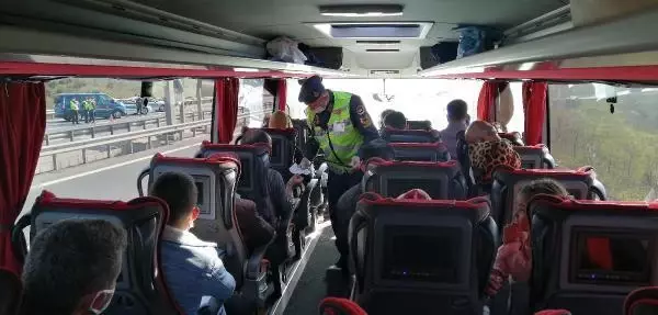 İSTANBUL'DA JANDARMA EKİPLERİNDEN YOLCU OTOBÜSLERİNE DENETİM İSTANBUL'DA JANDARMA EKİPLERİNDEN YOLCU OTOBÜSLERİNE DENETİM
