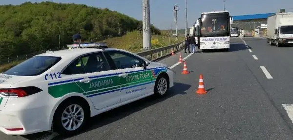 İSTANBUL'DA JANDARMA EKİPLERİNDEN YOLCU OTOBÜSLERİNE DENETİM İSTANBUL'DA JANDARMA EKİPLERİNDEN YOLCU OTOBÜSLERİNE DENETİM