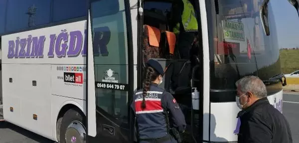 İSTANBUL'DA JANDARMA EKİPLERİNDEN YOLCU OTOBÜSLERİNE DENETİM İSTANBUL'DA JANDARMA EKİPLERİNDEN YOLCU OTOBÜSLERİNE DENETİM