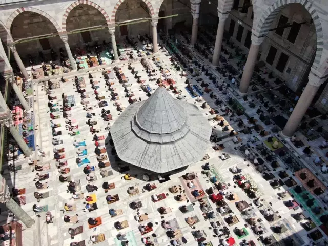 İstanbul'da tam kapamada ilk cuma namazı kılındı