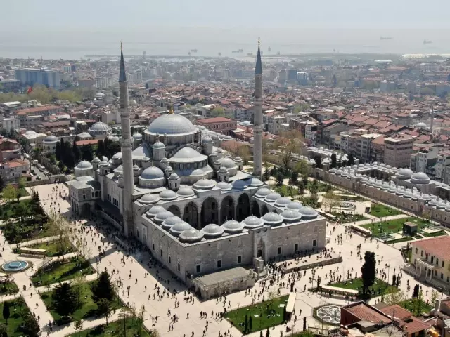 İstanbul'da tam kapamada ilk cuma namazı kılındı