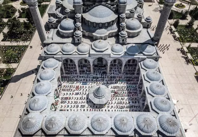 İstanbul'da tam kapamada ilk cuma namazı kılındı