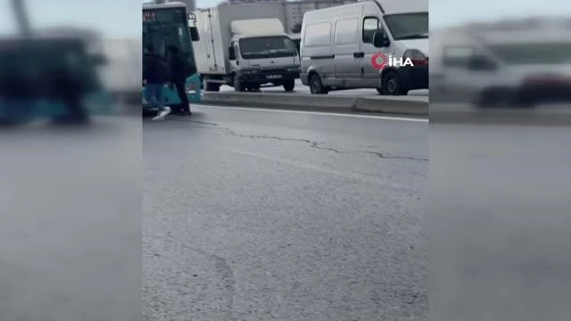 İstanbul'da tedbirler nedeniyle otobüse alınmayan vatandaşlar yolu kapattı
