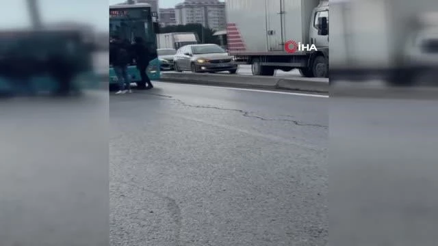 İstanbul'da tedbirler nedeniyle otobüse alınmayan vatandaşlar yolu kapattı