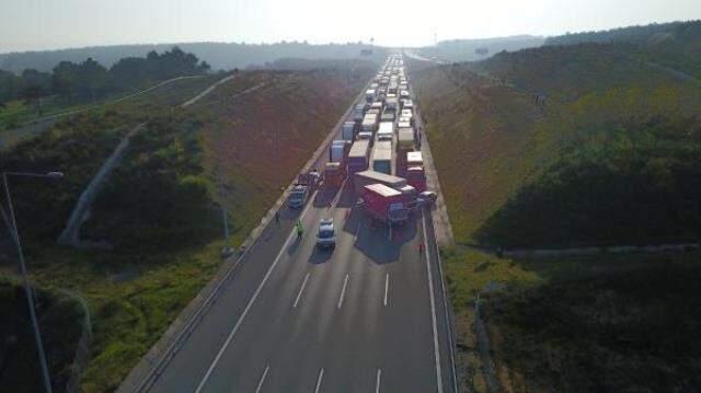 İstanbul'da trafiği felç eden tır kazası! Edirne istikameti İstanbul'da trafiği felç eden tır kazası! Edirne istikameti