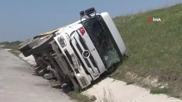 İstanbul Havalimanı yolunda hafriyat yüklü kamyon devrildi İstanbul Havalimanı yolunda hafriyat yüklü kamyon devrildi
